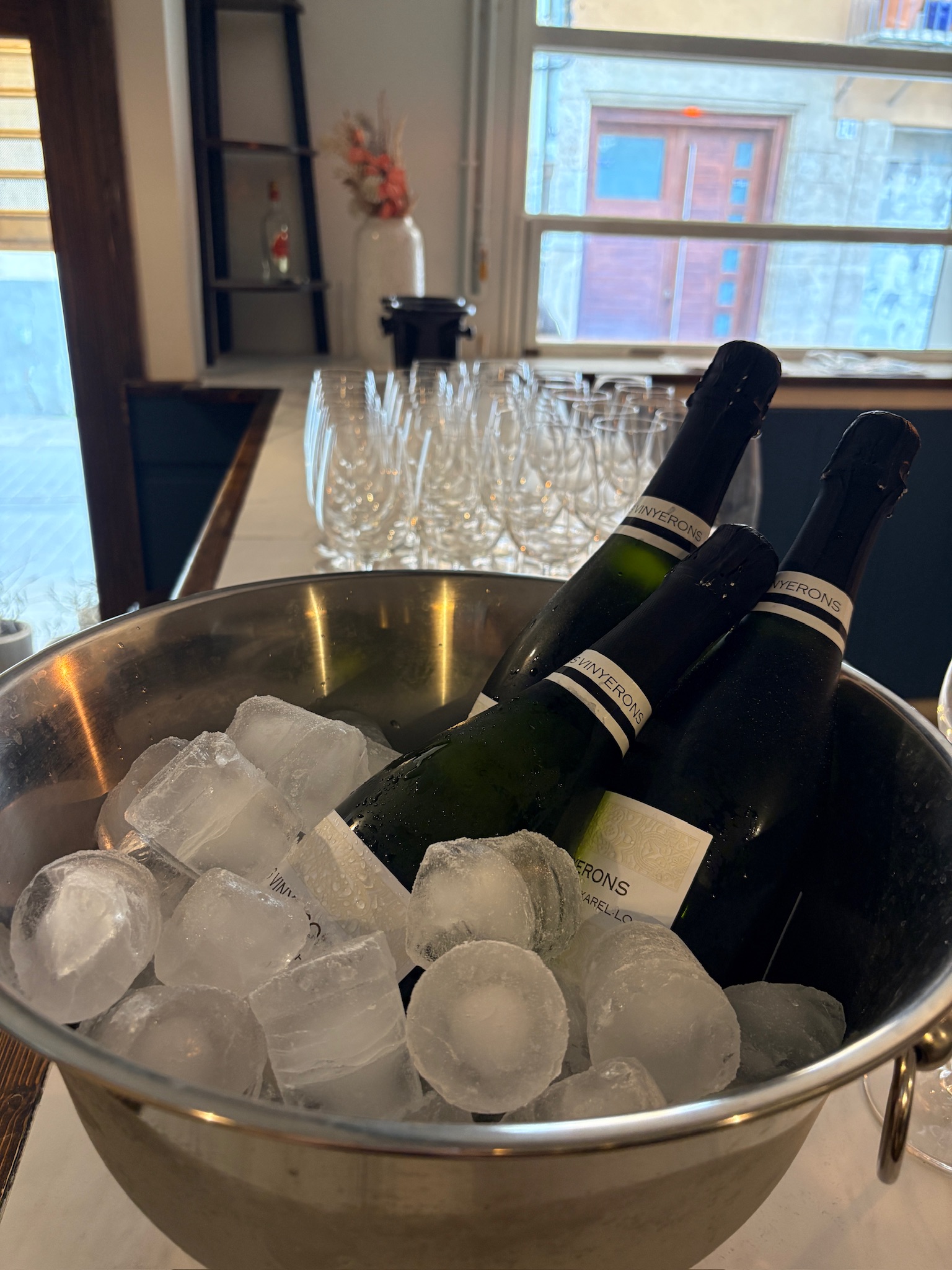La sala de catas lista para la próxima degustación de vinos.