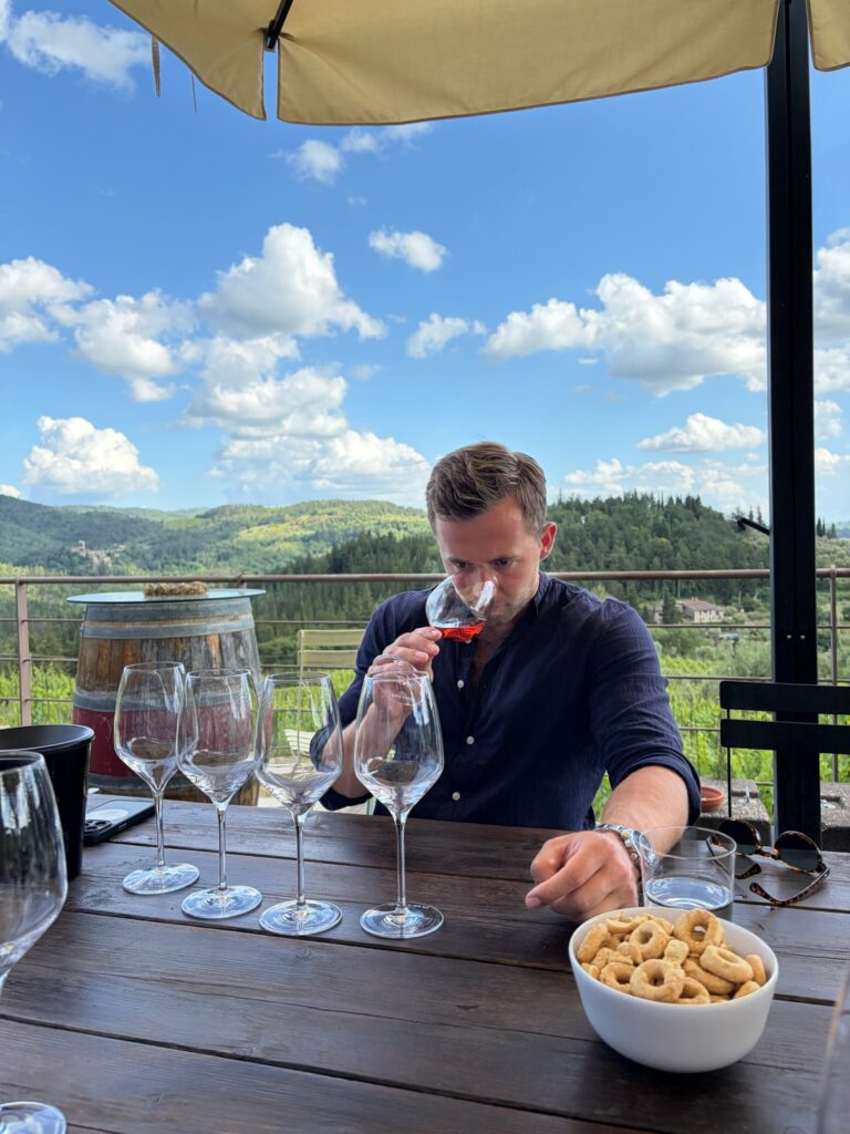 Sommelier Tristan proeft wijn tijdens een wijnproeverij